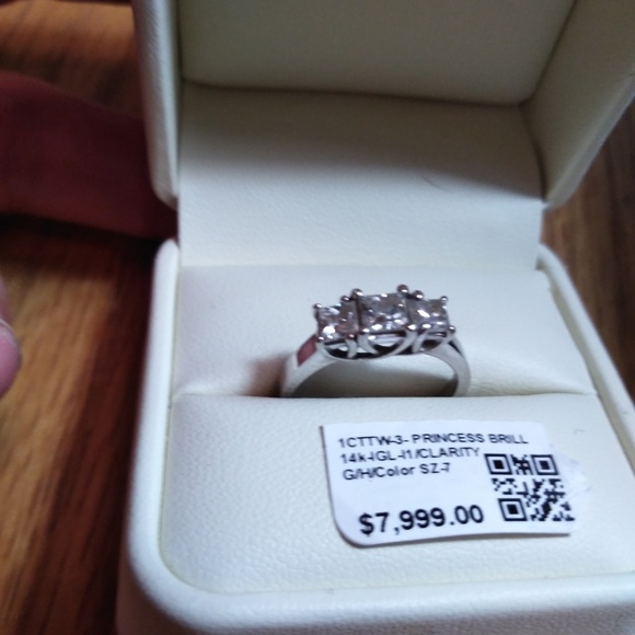 Jewelry - 1 carat diamond ring three stone 14-karat Jewelry - 1 carat diamond ring three stone 14-karat